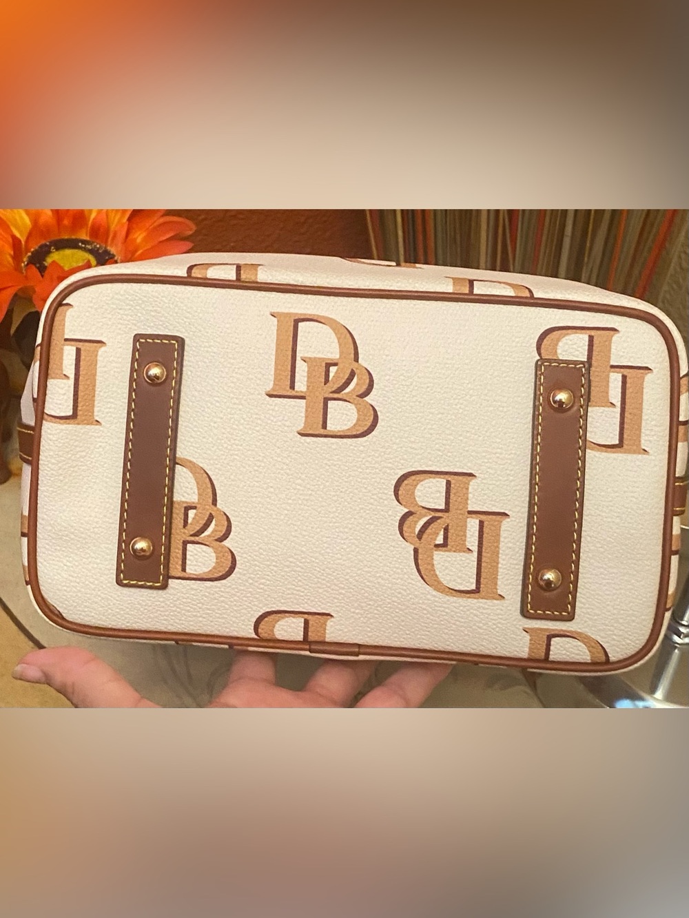 Dooney & Bourke - LIKE NEW - Monogram Tote in beige/ivory with tan leather trim - Picture 11 of 16